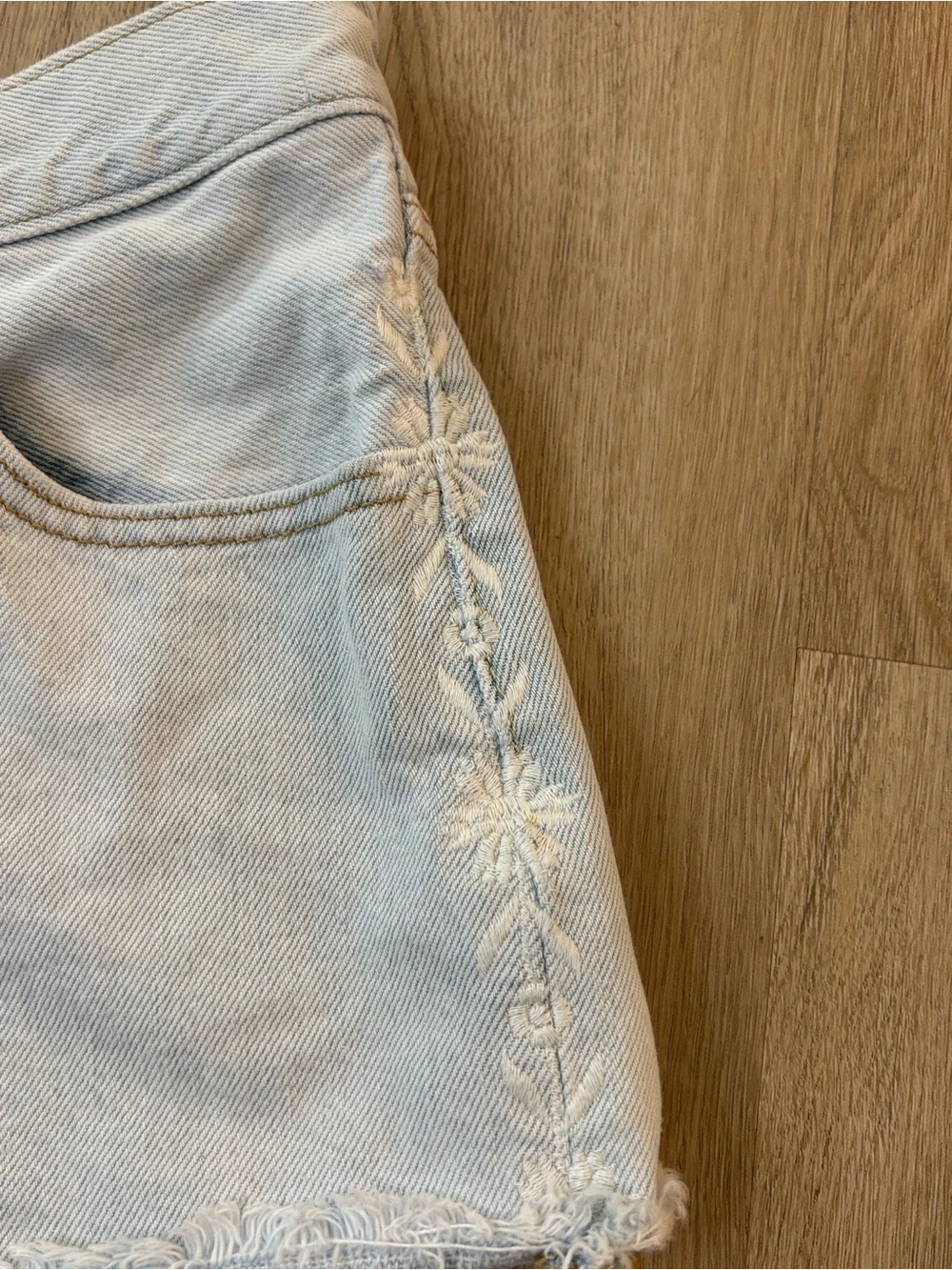 Levi’s 501 High Rise Floral Embroidered Denim Shorts 🌸 Size 25 light wash summer